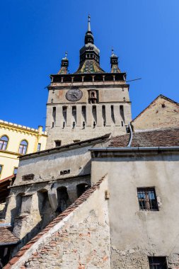 Transilvanya 'nın Transilvanya (Transilvanya) bölgesindeki UNESCO Dünya Mirası Bölgesi olan Sighisoara' nın eski merkezindeki ortaçağ kalesinin Saat Kulesi veya Konsey Kulesi, güneşli bir yaz gününde Romanya 'nın