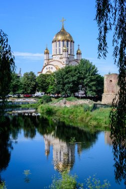 Romanya 'nın Transilvanya (Transilvanya) bölgesindeki Fagaras kentinin merkezinde yer alan Sfantul Ioan Botezatorul Ortodoks Katedrali güneşli bir yaz gününde