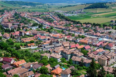 Yazın Romanya 'nın Transilvanya (Transilvanya) bölgesinin güneyindeki Brasov ilçesinde küçük bir kasabaya yapılan yenilemeler sonrasında, Rupea Kalesi' ndeki (Cetatea Rupea) taş duvarlardan manzara