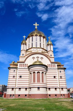 Romanya 'nın Transilvanya (Transilvanya) bölgesindeki Fagaras kentinin merkezinde yer alan Sfantul Ioan Botezatorul Ortodoks Katedrali güneşli bir yaz gününde