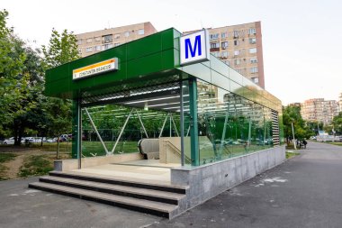 Bükreş, Romanya - 1 Ekim 2021: Dr. Taberei veya Drumul Taberei Mahallesi 'ndeki Constantin Brancusi metro istasyonuna ana giriş