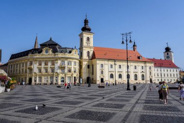 Sibiu, Romanya - 15 Temmuz 2021: Konsey Kulesi (Turnul Sfatului) ve Transilvanya (Transilvanya) bölgesindeki eski şehir merkezinde eski tarihi binalar, restoranlar, teraslar, barlar yenilendi