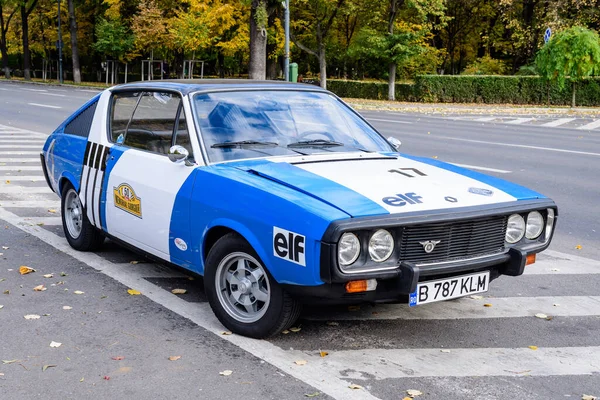 ブカレスト ルーマニア 2021年10月24日 1つの鮮やかな青と白ルノー17ゴルディヴィンテージ車は 晴れた秋の日に ヴィンテージ車のコレクションのイベントで通りに駐車 — ストック写真