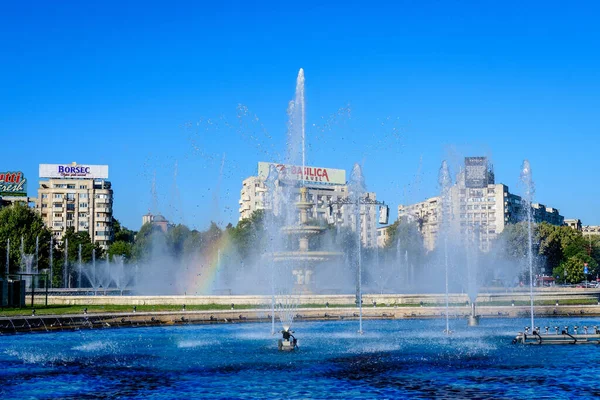 Bukarest Rumänien September 2021 Dekorativ Fontän Med Små Vattendroppar Uniriitorget — Stockfoto