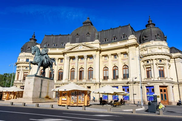 Bucareste Romênia Setembro 2021 Biblioteca Universidade Central Com Monumento Equestre — Fotografia de Stock