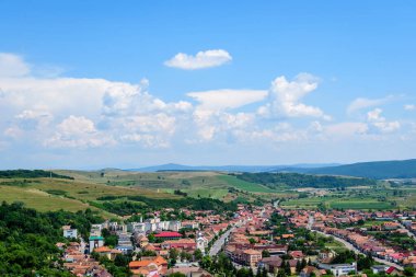Yazın Romanya 'nın Transilvanya (Transilvanya) bölgesinin güneyindeki Brasov ilçesinde küçük bir kasabaya yapılan yenilemeler sonrasında, Rupea Kalesi' ndeki (Cetatea Rupea) taş duvarlardan manzara