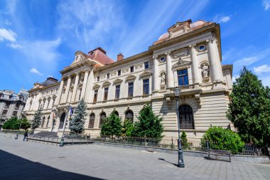 Bükreş, Romanya, 6 Mayıs 2021: Romanya Ulusal Bankası 'nın (Banca Nationala a Romaniei) Lipscani Caddesi' ndeki (Strada Lipscani) ana tarihi binası ve genel merkezi güneşli bir bahar günü