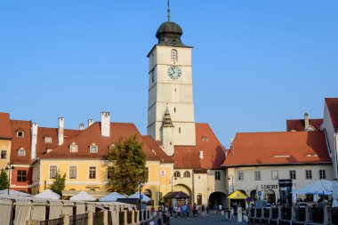 Sibiu, Romanya - 15 Temmuz 2021: Konsey Kulesi (Turnul Sfatului) ve Transilvanya (Transilvanya) bölgesindeki eski şehir merkezinde eski tarihi binalar, restoranlar, teraslar, barlar yenilendi