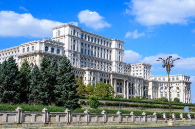 Constitutiei Meydanı 'nda (Piata Constitutiei) güneşli bir sonbahar gününde Parlamento Sarayı' nın (Casa Poporului) büyük binası