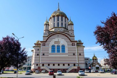 Romanya 'nın Transilvanya (Transilvanya) bölgesindeki Fagaras kentinin merkezinde yer alan Sfantul Ioan Botezatorul Ortodoks Katedrali güneşli bir yaz gününde