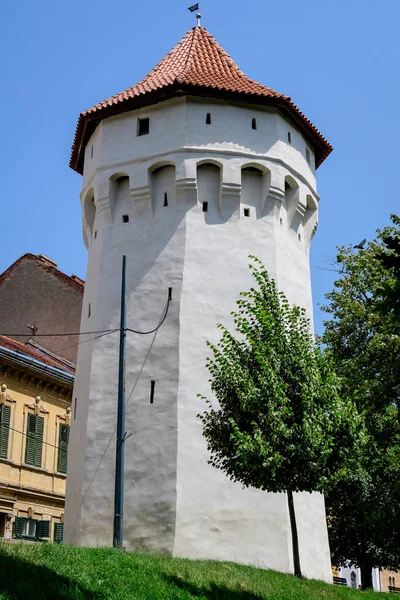 Duża Biała Kamienna Wieża Historycznym Centrum Miasta Sibiu Pobliżu Ulicy — Zdjęcie stockowe