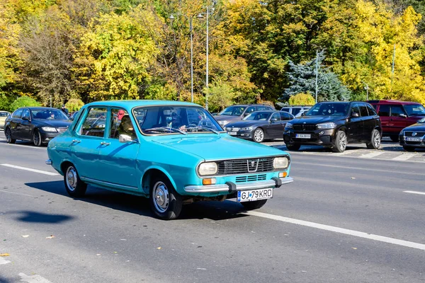 Bükreş, Romanya, 24 Ekim 2021: Eski, canlı, mavi Romen Dacia 1300 klasik araba güneşli bir sonbahar gününde şehir merkezinde trafikte
