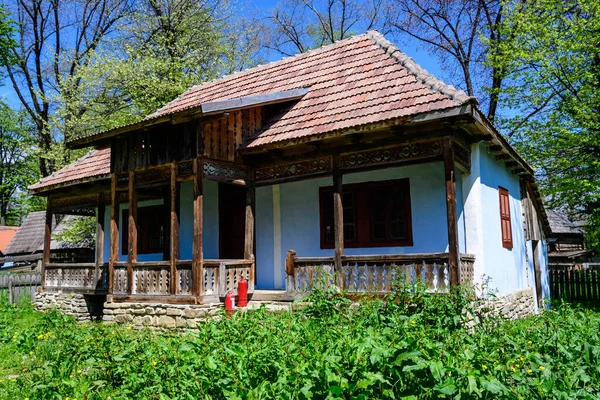 Bukurešť Rumunsko Dubna 2021 Starý Tradiční Rumunský Dům Obklopený Mnoha — Stock fotografie