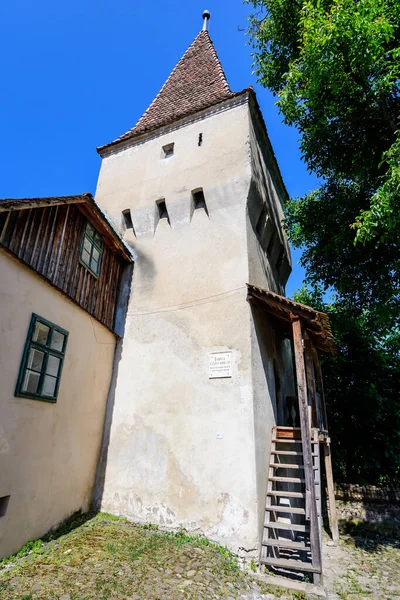 Grande Vecchia Torre Pietra Dipinta Bianco Nel Centro Storico Della — Foto Stock