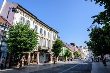 Sibiu, Romanya - 15 Temmuz 2021: Güneşli bir yaz gününde Transilvanya 'nın güney kesimindeki eski şehir merkezinde eski tarihi binalar, restoranlar, teraslar, barlar yenilendi