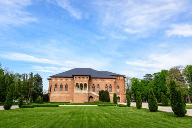 Romanya 'nın Bükreş kentine yakın bir bahar günü, göl ve park yakınlarındaki Mogosoaia Sarayı' nda (Palatul Mogosoaia) eski bir tarihi eser.