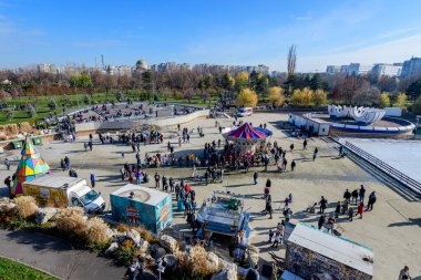 Bükreş, Romanya - 28 Kasım 2021: İnsanlar, Moghioros olarak bilinen Drumul Taberei Parkı 'nda (Parcul Drumul Taberei) güneşli bir sonbahar gününün keyfini çıkarıyorlar