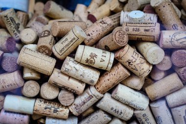 Bükreş, Romanya, 27 Mart 2021: Çeşitli şarap mantarlarından bir kase dolusu kullanılmış şarap