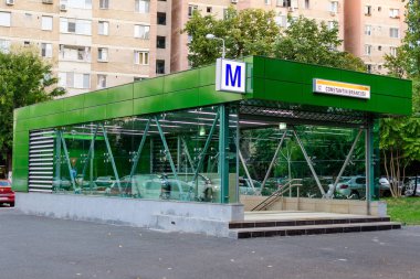 Bükreş, Romanya - 1 Ekim 2021: Dr. Taberei veya Drumul Taberei Mahallesi 'ndeki Constantin Brancusi metro istasyonuna ana giriş