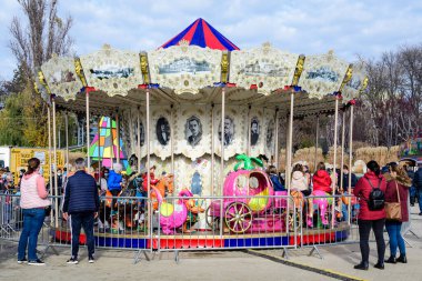 Bükreş, Romanya - 28 Kasım 2021: Güneşli bir sonbahar gününde, Drumul Taberei Park 'taki (Parcul Drumul Taberei) Noel pazarında oyuncaklarla dolu renkli çocuk atlıkarıncaları