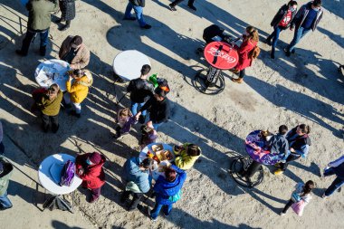 Bükreş, Romanya - 28 Kasım 2021: Güneşli bir sonbahar gününde Moghioros olarak bilinen Drumul Taberei Park 'taki (Parcul Drumul Taberei) Noel Pazarı' nda yemek yiyen insanların yukarıdan görüntüsü
