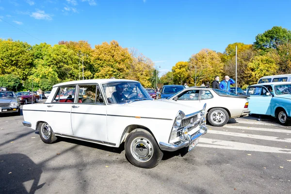 Bucarest Rumania Octubre 2021 Coche Vintage Lada Blanco Tránsito Una — Foto de Stock