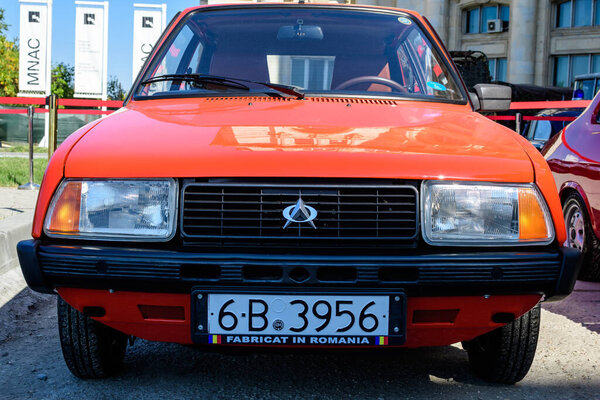 Бухарест, Румыния, 2 октября 2021 года: Один красный автомобиль Oltcit Special, выпущенный в 1986 году и припаркованный на улице на мероприятии по сбору старинных автомобилей, в солнечный осенний день