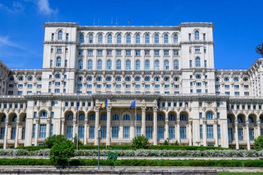 Romanya 'nın Bükreş kentindeki Constitutiei Meydanı' ndaki Parlamento Sarayı (Casa Popoprului) da güneşli bir bahar gününde