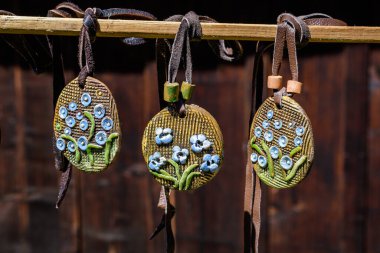 Romanya 'nın Bükreş kentindeki geleneksel bir hafta sonu pazarında satışa sunulan renkli el boyaları ve karışık kolyeler grubu