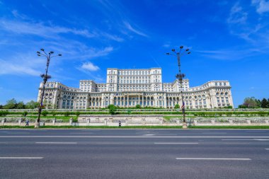 Romanya 'nın Bükreş kentindeki Constitutiei Meydanı' ndaki Parlamento Sarayı (Casa Popoprului) da güneşli bir bahar gününde