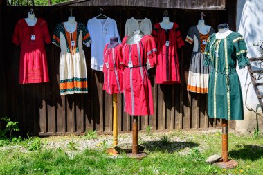 Romanya 'nın Bükreş kentinde düzenlenen el yapımı festivalde geleneksel Rumen el yapımı giysiler satışa sunuldu
