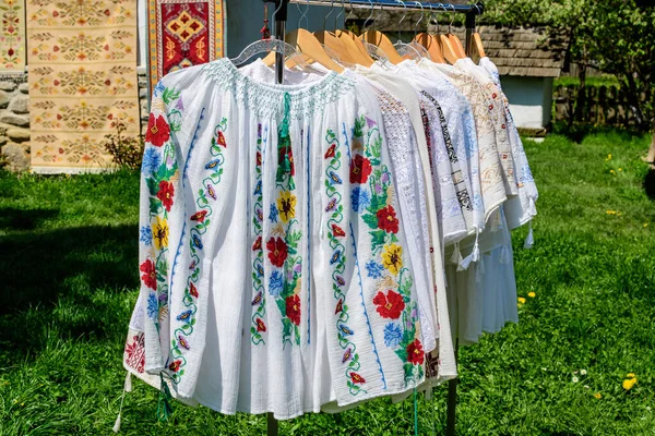 Παραδοσιακά Ρουμάνικα Χειροποίητα Ρούχα Που Εκτίθενται Προς Πώληση Χειροποίητο Φεστιβάλ — Φωτογραφία Αρχείου