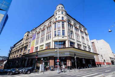 Bükreş, Romanya - 27 Mart 2021: Victoria Dergisi (Victoriei Mağazası), güneşli bir bahar gününde eski şehir merkezindeki Zafer Bulvarı 'nın tarihi merkezinde