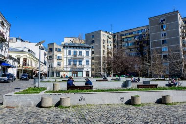 Bükreş, Romanya, 27 Mart 2021: Güneşli bir bahar gününde eski kent merkezinde bulunan Curtea Veche (Eski Mahkeme) yakınlarındaki St. Anton şehir meydanı yakınlarındaki tarihi binalar (Piata Sfantul Anton)
