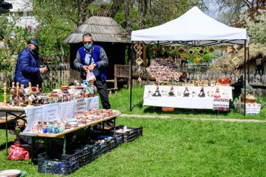 Bükreş, Romanya - 25 Nisan 2021: Geleneksel Rumen eli, Dimitrie Gusti Ulusal Köy Müzesi 'nin arka tarafındaki Herastrau Park' ta düzenlenen el yapımı festivalde satılık dekoratif ürünler sergiledi