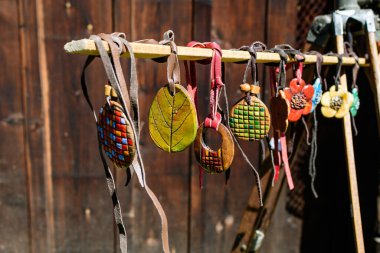 Romanya 'nın Bükreş kentindeki geleneksel bir hafta sonu pazarında satışa sunulan renkli el boyaları ve karışık kolyeler grubu