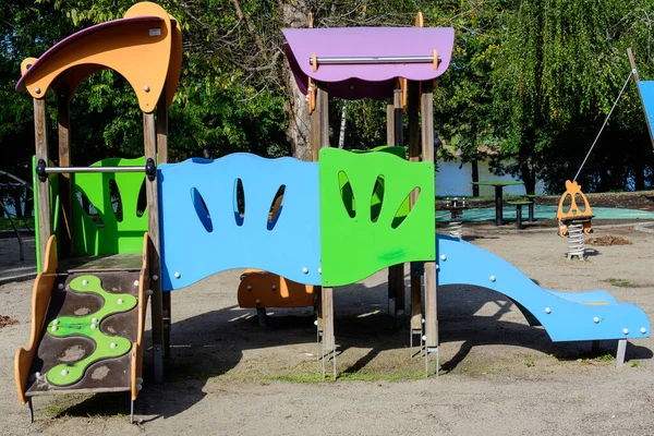 Colorido Parque Infantil Con Juguetes Materiales Plásticos Metálicos Mezclados Soleado —  Fotos de Stock