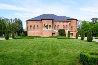 Romanya 'nın Bükreş kentine yakın bir bahar günü, göl ve park yakınlarındaki Mogosoaia Sarayı' nda (Palatul Mogosoaia) eski bir tarihi eser.