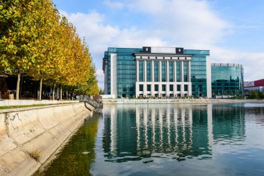 Bükreş, Romanya, 7 Kasım 2020 - Bükreş 'teki Dambovita nehri yakınlarındaki Romanya Ulusal Kütüphanesi' nin yeni binası güneşli bir sonbahar gününde