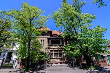 Bükreş, Romanya - 27 Mart 2021: Aviatorilor semtindeki eski tarihi ev, güneşli bir bahar günü sokakta fotoğraflandı