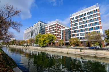 Bükreş, Romanya, 7 Kasım 2020: Romanya 'nın Timpuri Noi (New Times) bölgesindeki Dambovita nehri yakınlarındaki yeni ofis binaları güneşli bir sonbahar gününde Romanya' nın Bükreş kentinde