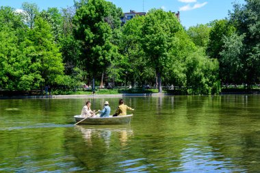 Bükreş, Romanya - 9 Mayıs 2021: Şehir merkezindeki bir halk parkı olan Cismigiu Bahçesi 'nde (Gradina Cismigiu) eski büyük ıhlamur ağaçları ve yeşil yapraklı canlı yeşil manzara