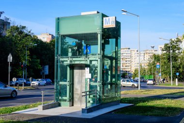 Bükreş, Romanya - 1 Ekim 2021: Dr Taberei veya Drumul Taberei Mahallesi 'ndeki metro istasyonuna giriş için modern asansör