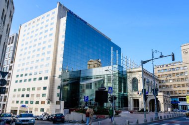 Bükreş, Romanya, 6 Kasım 2021: Güneşli bir sonbahar gününde Calea Victoriei 'deki Novotel City Centre Hotel' in modern binası
