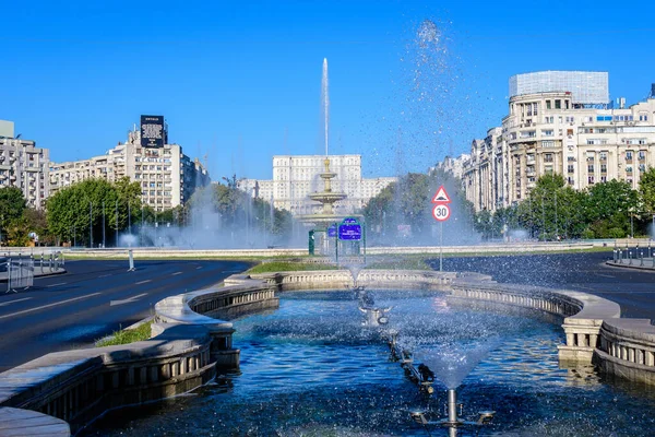 Bukarest Rumänien September 2021 Dekorativer Brunnen Mit Kleinen Wassertropfen Auf Stockbild