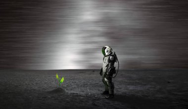 Gece arkaplanındaki astronot silueti