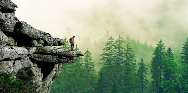 Dağ manzarası duvar kâğıdı tasarımı kavramının en üst görüntüsü.
