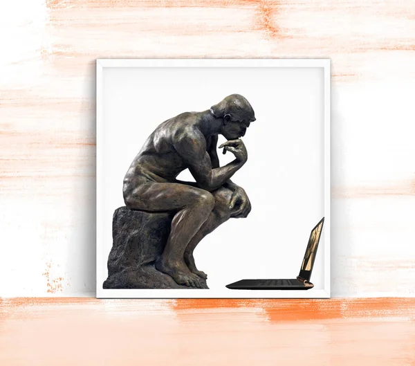 Tahta bir bankta beyaz tişörtlü bir adam.