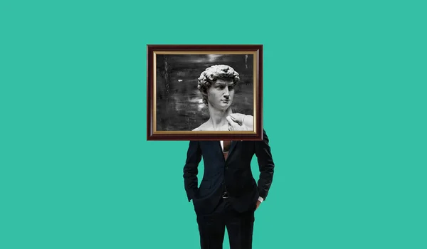 Beyaz arka planda siyah ceketli, sakallı bir adam.