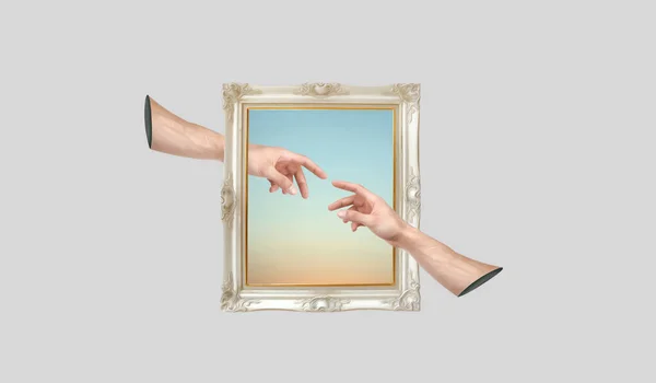 Beyaz arkaplanda boş bir çerçeve tutan el.